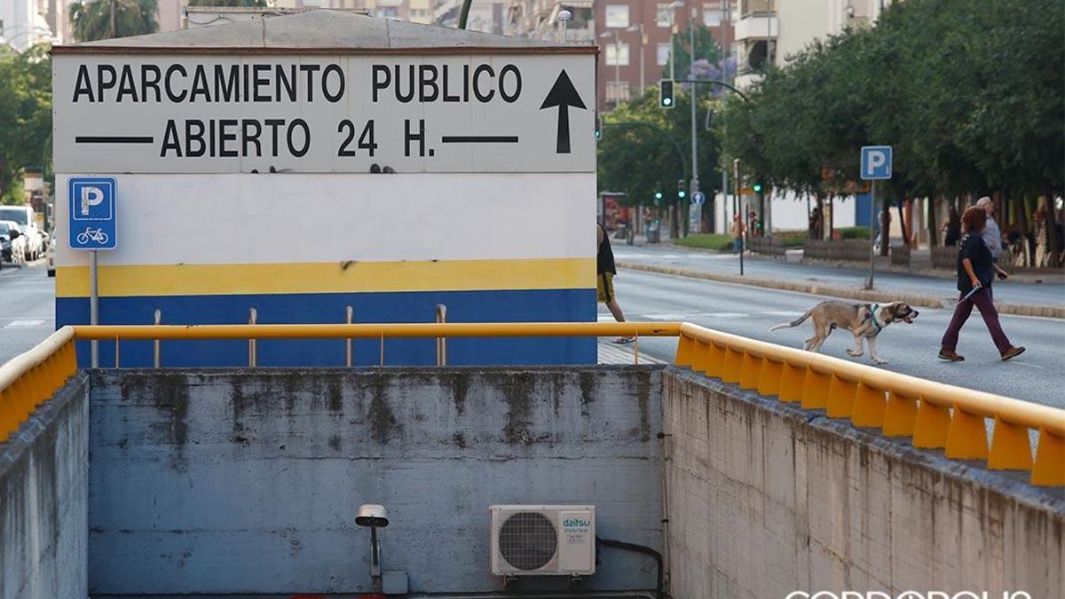 Los bomberos sofocan el incendio de un coche dentro del parking de la avenida del Aeropuerto