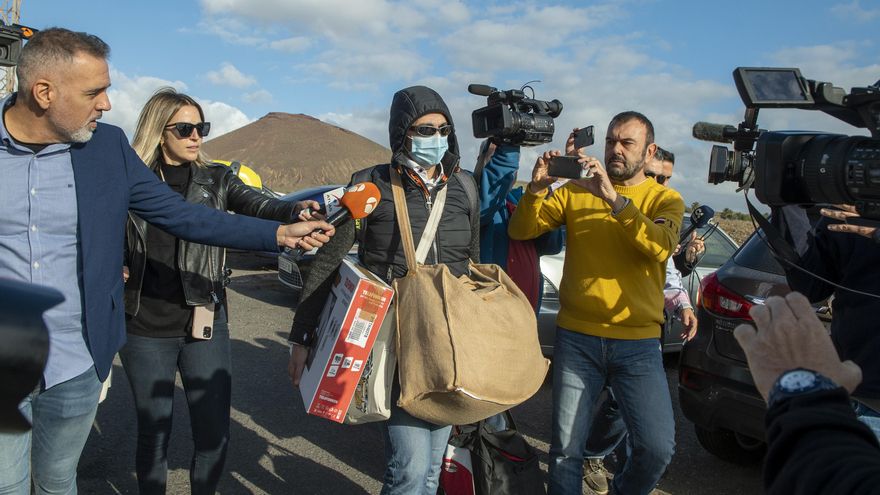 El presunto asesino de la joven Romina Celeste Núñez, su marido Raúl D. (c), ha salido este viernes de la cárcel de Lanzarote al cumplir el tiempo máximo de prisión preventiva a la espera de juicio