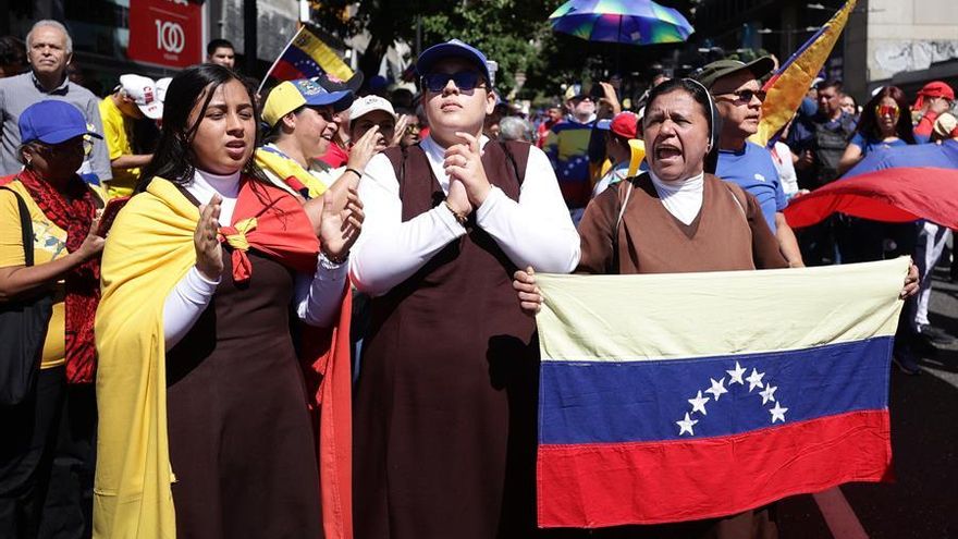 Con marchas y contramarchas, Venezuela espera una nueva asunción de Maduro y la llegada de Urrutia al país