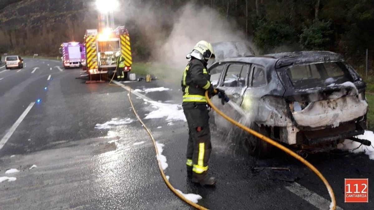 Se incendia un vehículo en la A-8 en Praves