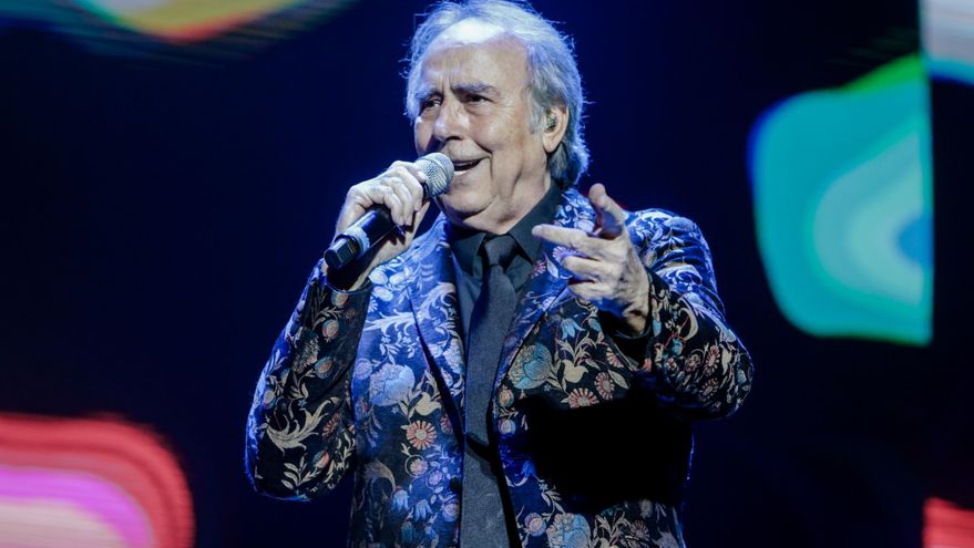 Archivo - El cantante Joan Manuel Serrat durante su actuación en el WiZink Center de Madrid el 20 de enero del 2020.