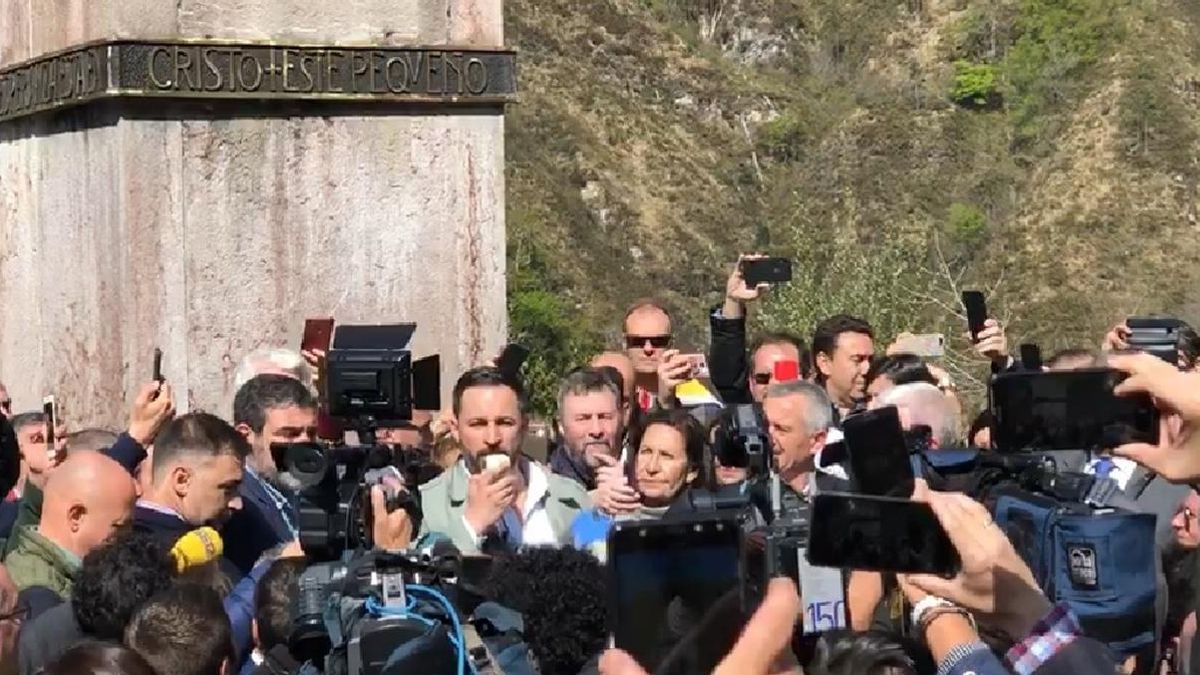 Abascal (Vox) destaca ante la estatua de Don Pelayo el "potente simbolismo" de Covadonga