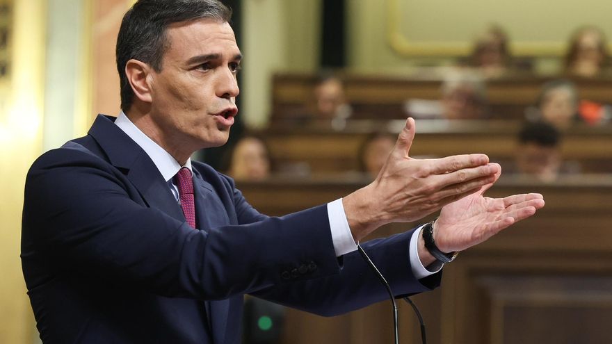 Ayuso hace un 'photobombing' en mitad del duelo a martillazos de Sánchez y Feijóo