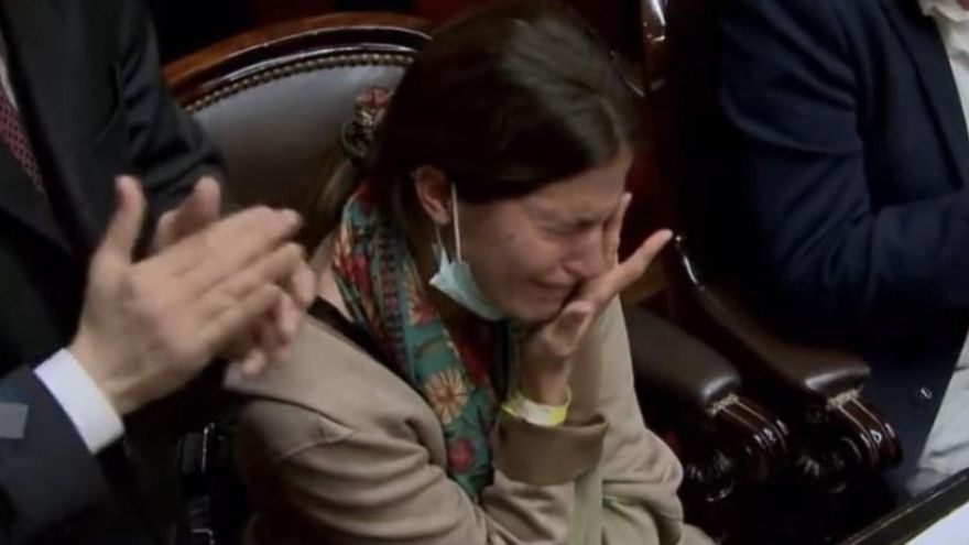 Reconocieron a la diputada Crescimbeni por haber participado de la sesión de Presupuesto en medio de una difícil situación personal