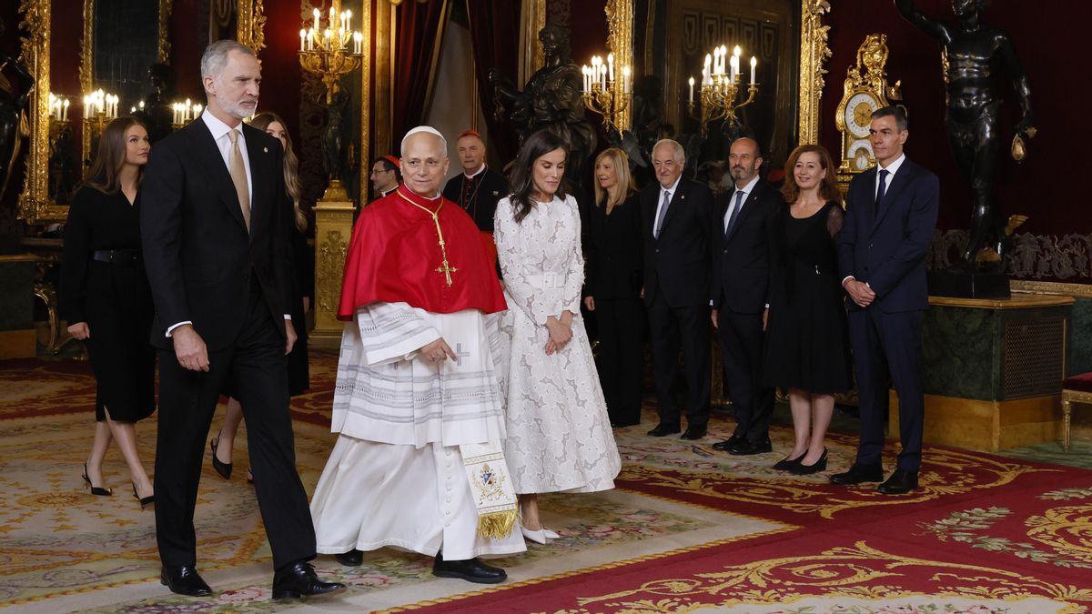 El papa León XIV acompañado de los reyes Felipe y Letizia, la princesa Leonor y la infanta Sofía en el Salón del Trono del Palacio Real donde se realiza el saludo a las autoridades, durante la ceremonia de bienvenida al Sumo Pontífice. E
