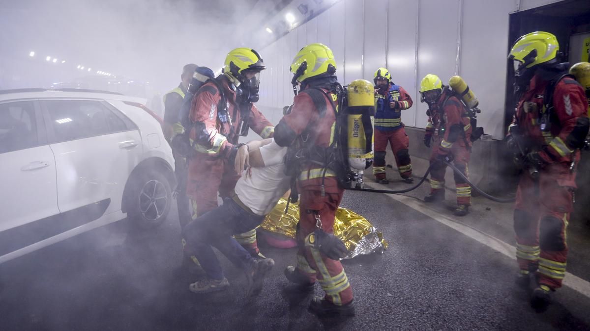 Bomberos en el simulacro de accidente en el túnel de los omeyas