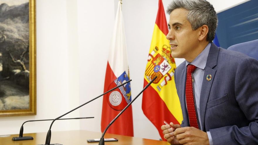 El vicepresidente, Pablo Zuloaga (PSOE), en la rueda de prensa posterior al Consejo de Gobierno. | LARA REVILLA