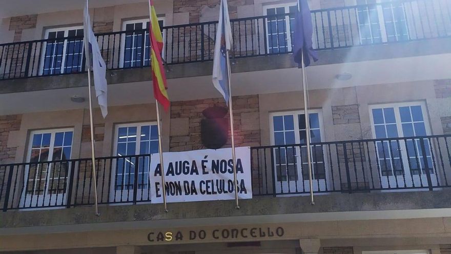 Las protestas vecinales provocan que Altri suspenda su gira informativa sobre la macrocelulosa