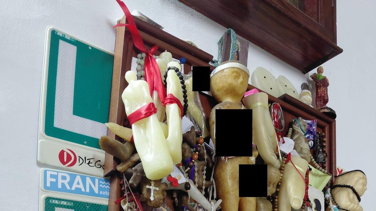 Placas verdes, con una ‘L’ blanca, exvotos a la Virgen de Las Angustias