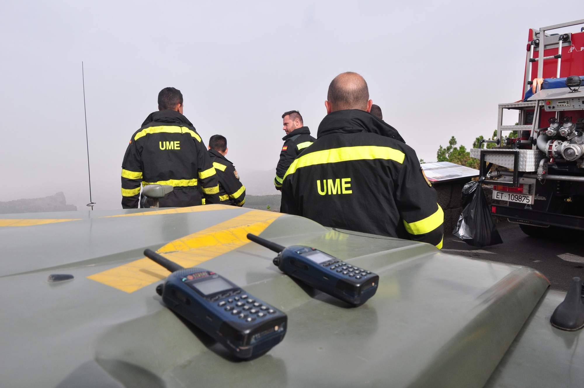 Efectivos de la UME trabajando en la extinción del incendio. (Ángel Sarmiento).