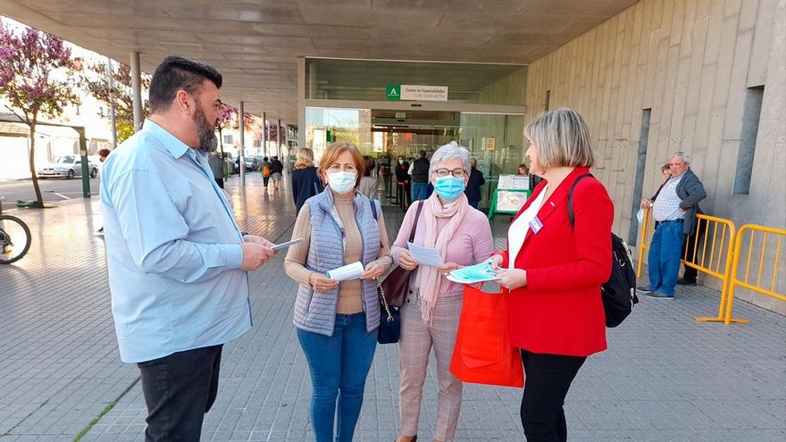 Reparto de octavillas de CCOO y UGT para la manifestación del 25 de marzo por la sanidad pública.