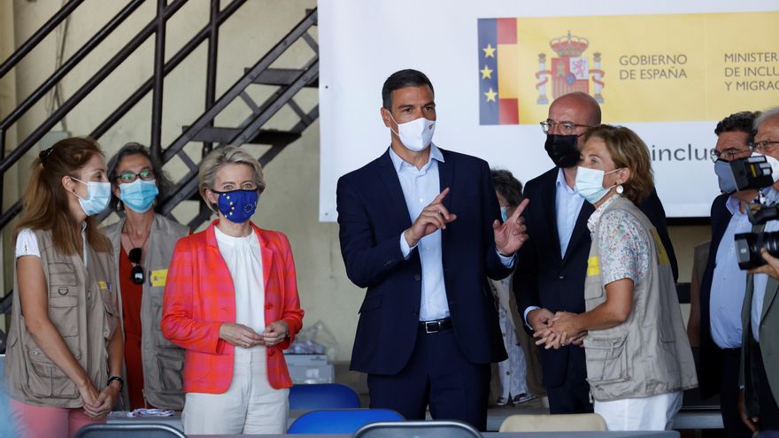 El presidente del Gobierno, Pedro Sánchez (c); la presidenta de la Comisión Europea (CE), Ursula von der Leyen (3i), y el presidente del Consejo Europeo, Charles Michel (4d), durante su visita al centro de acogida de ciudadanos europeos y colaboradores afganos evacuados desde Kabul, este sábado en Torrejón de Ardoz. EFE/Juan Carlos Hidalgo