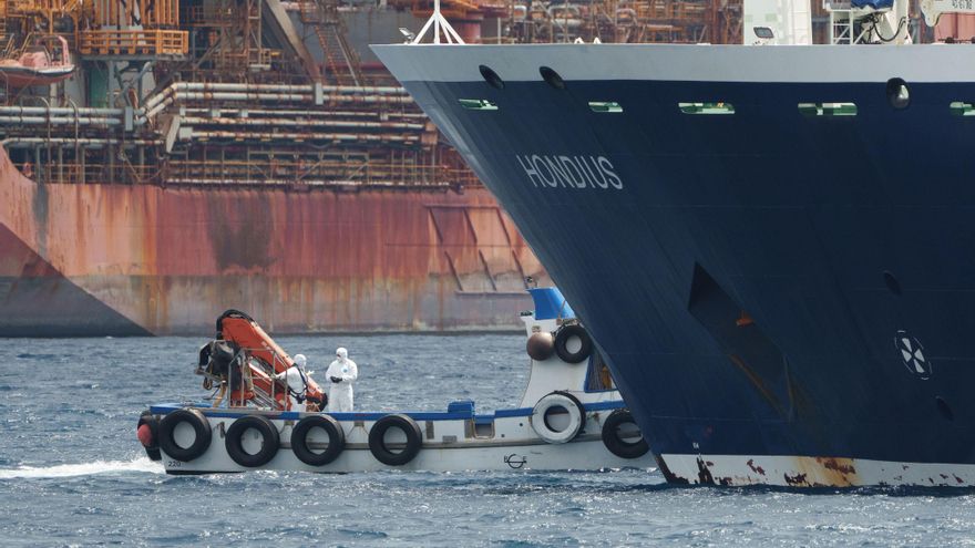 El MV Hondius fondeado en el puerto de Granadilla (Tenerife).