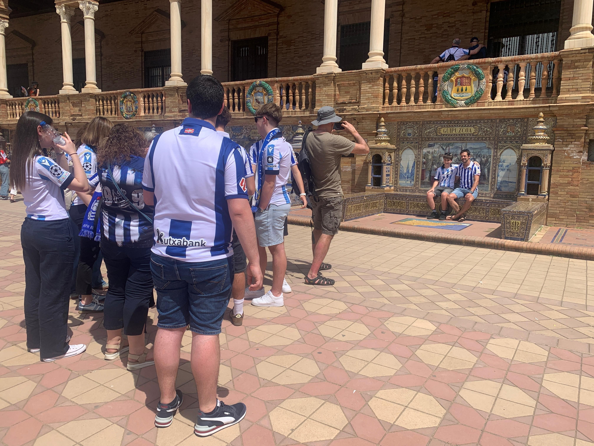 Aficionados de la Real Sociedad tiñen Sevilla de txuri-urdin en la previa de la final de la Copa del Rey.