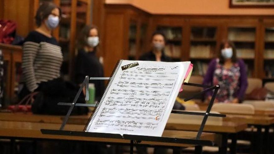 Ensayo de la agrupación Femenino Coral Voces de León, dirigida por Sonia Fernández Delgado. // Peio García / ICAL