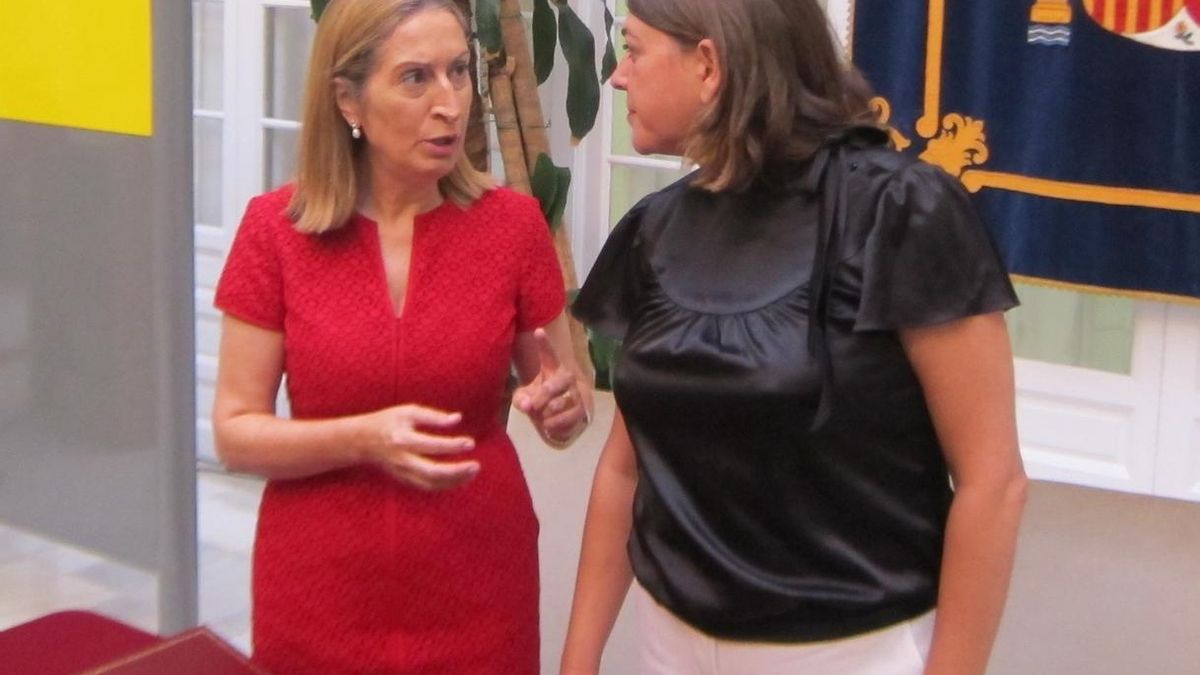 Ana Pastor y Elena Cortés, este lunes en Sevilla / EP