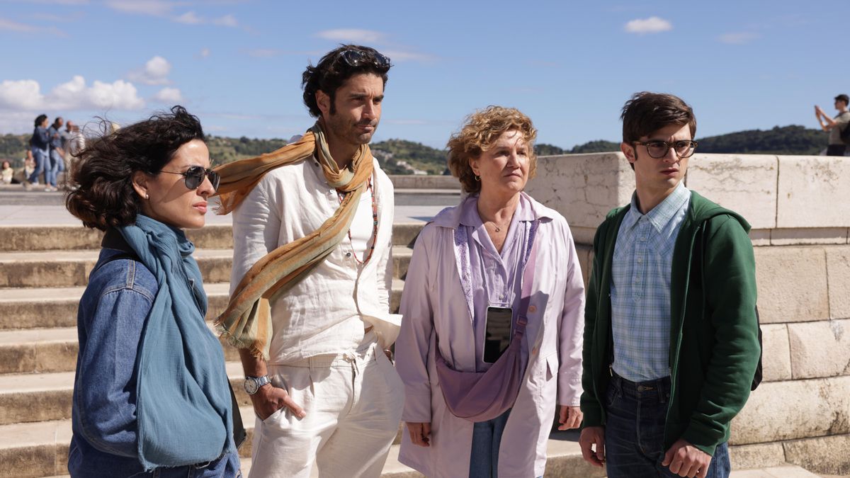 Disney+ lanza las primeras imágenes de su nueva serie española: parece 'Solo asesinatos en el edificio', pero no lo es