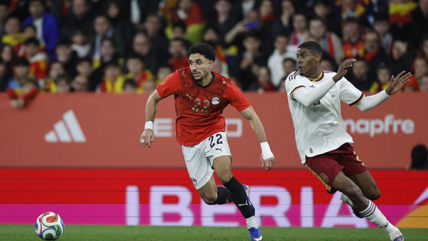 El delantero de la selección de Egipto, Marmoush, intenta llevarse el balón ante el defensa de la selección española, Mosquera, durante el encuentro amistoso que disputan este martes en el RCD Stadium, en Barcelona.