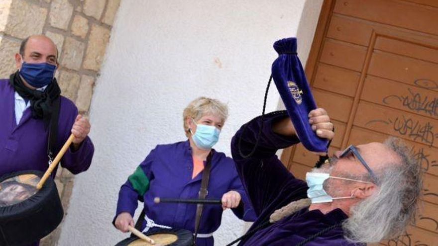 Cuenca vuelve a hacer sonar los tambores y clarines de Las Turbas desde los balcones