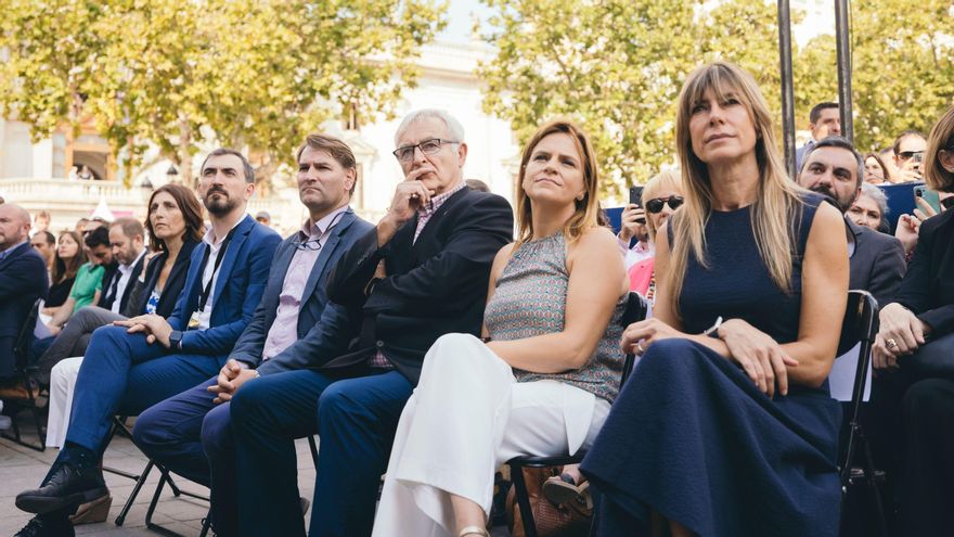 Ignacio Escolar, Joan Ribó y la delegada del Gobierno en la Comunitat Valenciana, Pilar Bernabé, durante la intervención de Pedro Sánchez.