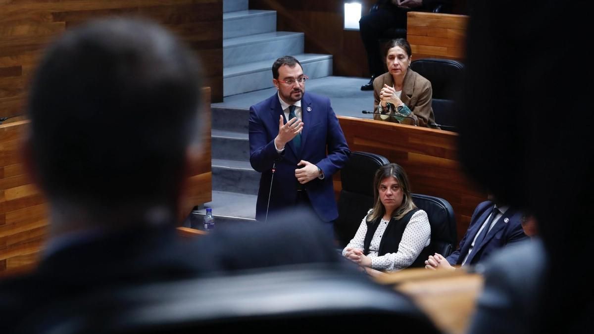 El presidente del Principado, Adrián Barbón, en la Junta General del Principado