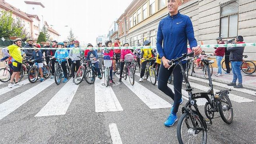 Carlos S. Campillo / ICAL El alcalde de León, José Antonio Diez, participa en el XXV Día de la Bici por las calles de la ciudad.