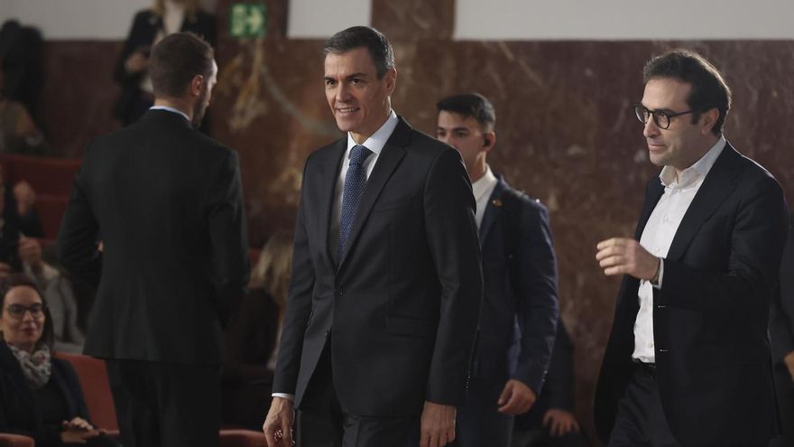 Pedro Sánchez acompañado por Carlos Cuerpo a su llegada a la clausura de la jornada 'Desigualdad: es hora de actuar" este viernes en Madrid.