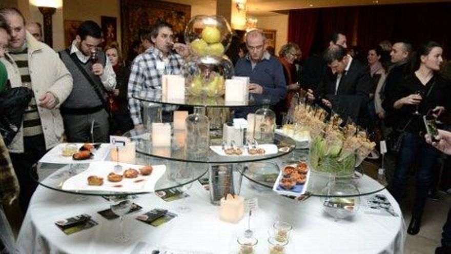 Los asistentes saborean las 12 propuestas maridadas con vino.
