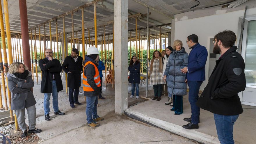 La Consejera De Educación Y Formación Profesional, Marina Lombó, Visita Las Obras Para La Construcción De Un Aula De Un Año En El CEIP Fuente Salín De Val De San Vicente