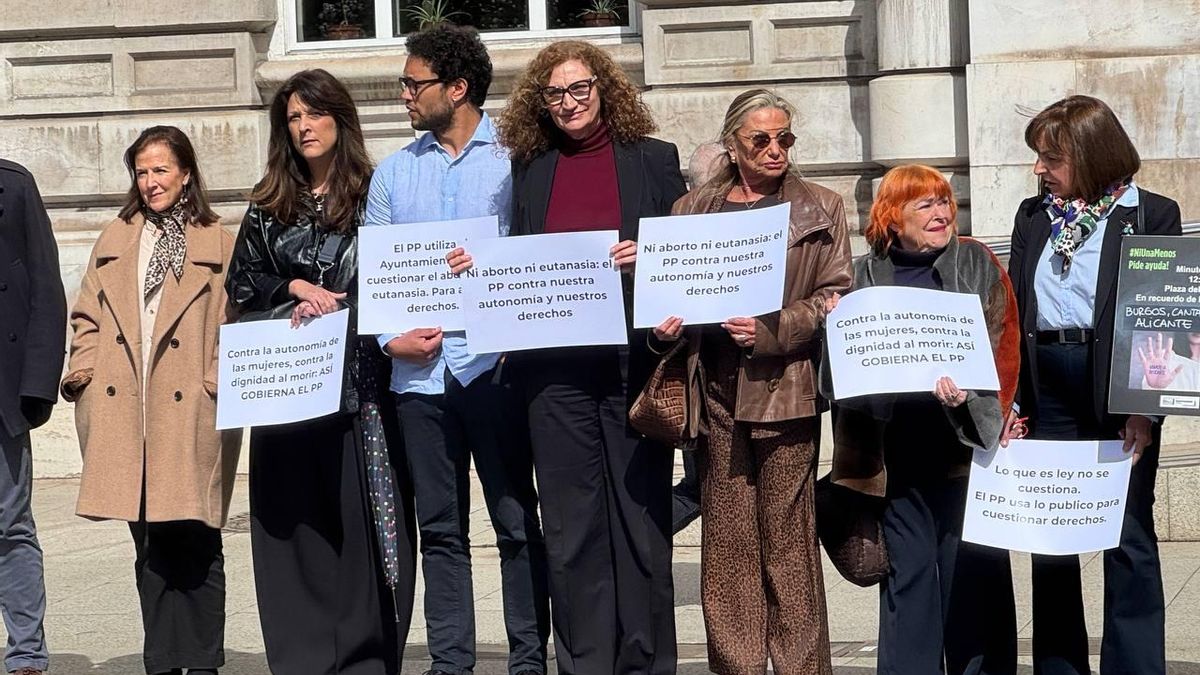 Concejales del PSOE, PRC e IU protestan contra la jornada antiaborto celebrada en el Ayuntamiento de Santander