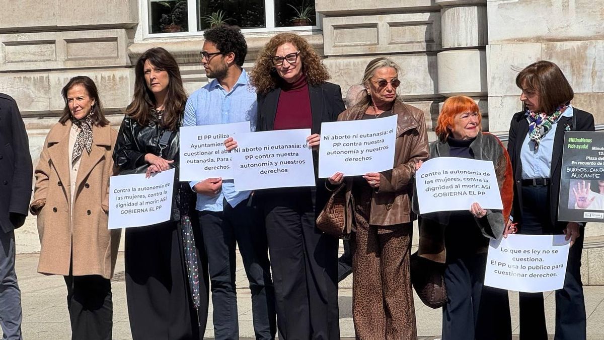 Concejales del PSOE, PRC e IU protestan contra la jornada antiaborto celebrada en el Ayuntamiento de Santander