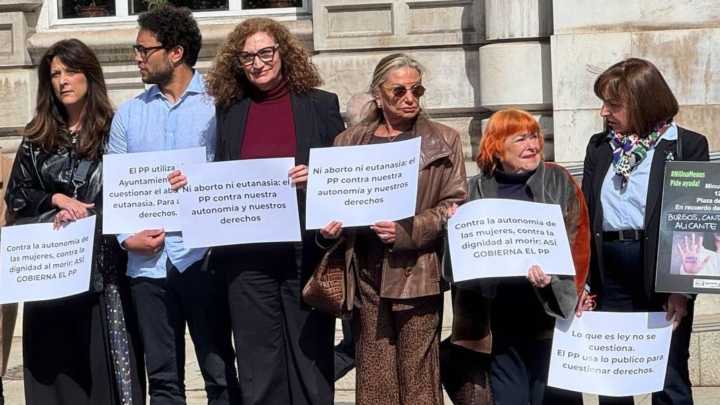 Protesta del PSOE e IU, contra la jornada antiaborto promovida por el Ayuntamiento, durante el minuto de silencio mensual contra la violencia machista.