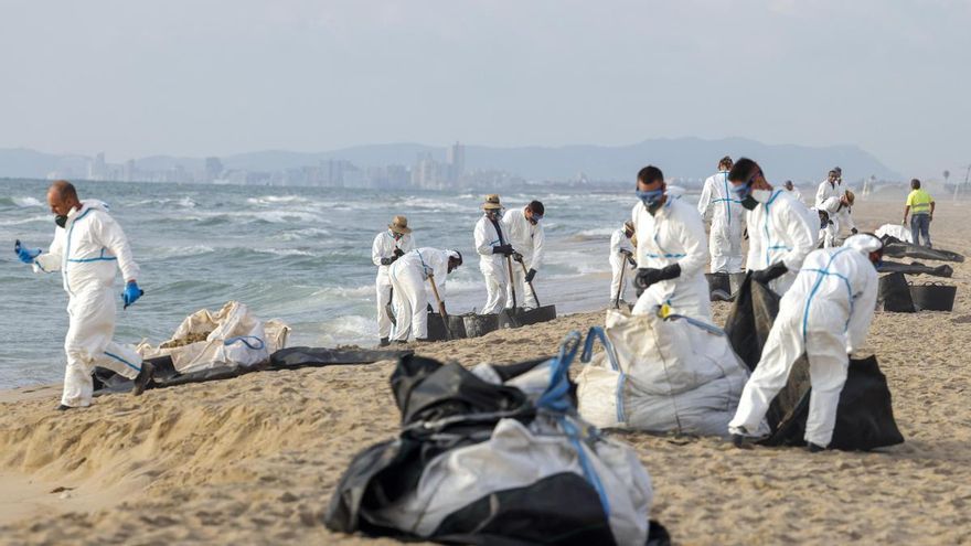 La Fiscalía insta a la Capitanía Marítima a tomar muestras de fuel de los buques que pasaron frente a El Saler el día del vertido