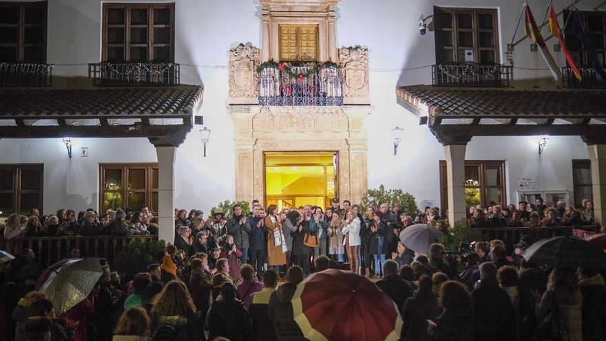 Convocada por el Ayuntamiento de Barrax en repulsa por la muerte de Ángela Cabañero, víctima de asesinato por violencia machista