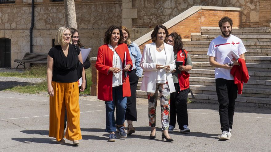 La alcaldesa de Teruel Emma Buj (3d), tras la reunión mantenida este viernes en San Nicolás de Bari con vecinos afectados por el derrumbe y asistentes sociales. EFE/ Antonio Garcia