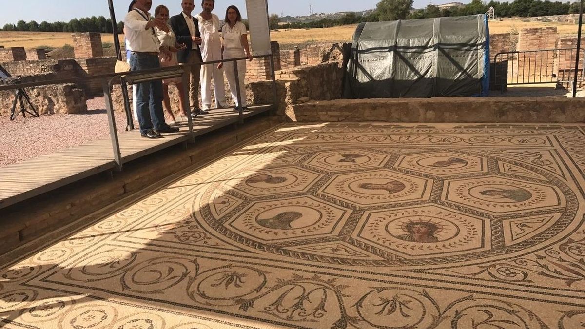 La Junta saca a la luz nuevos mosaicos en Itálica y aspira a dejar al descubierto unos 60 en unos años