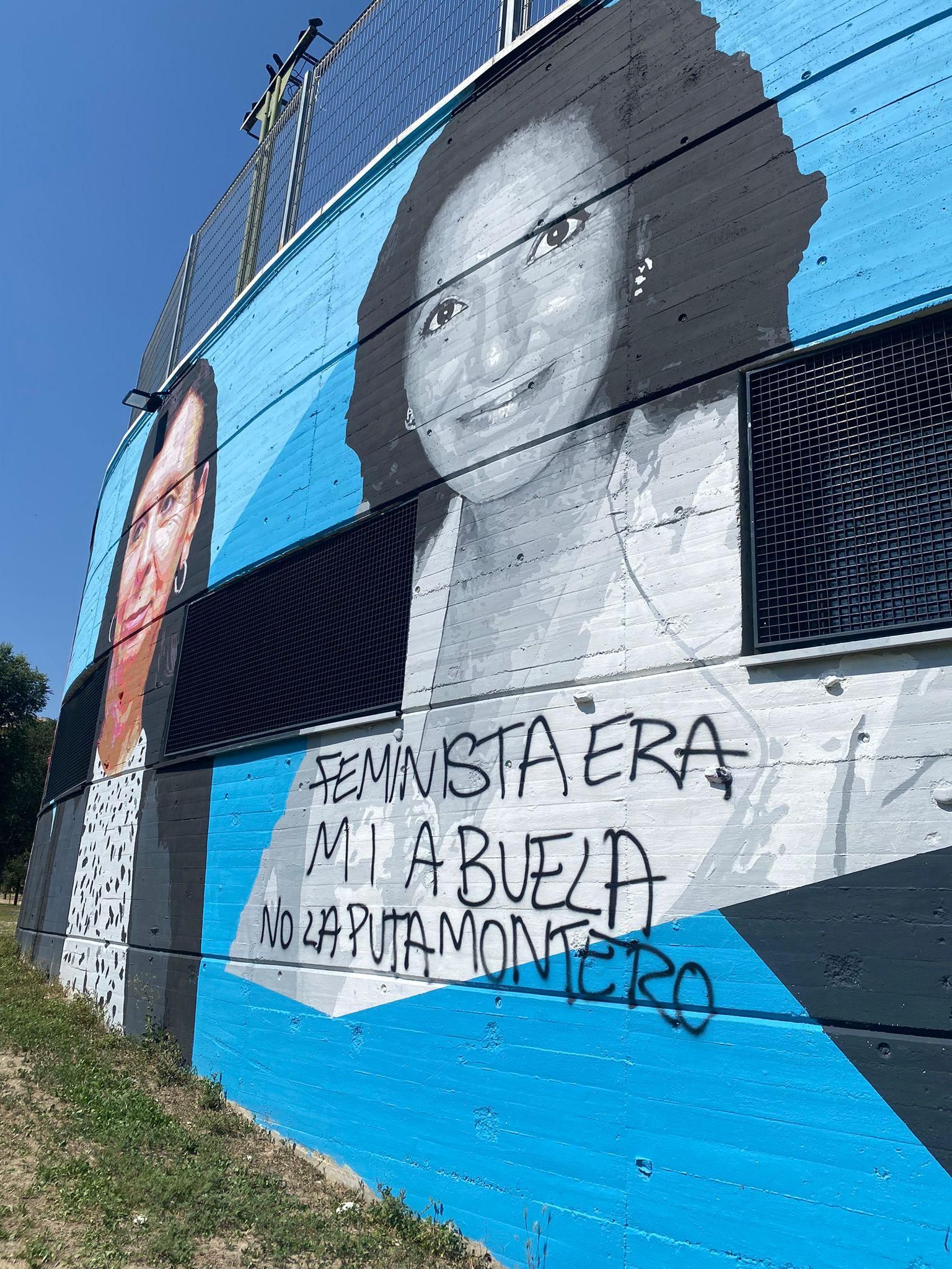 Pintadas machistas e insultos en el muro del Espacio de Igualdad María de Maeztu