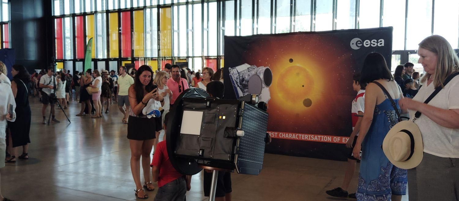 Un panel informativo de las misiones al sol de la ESA.
