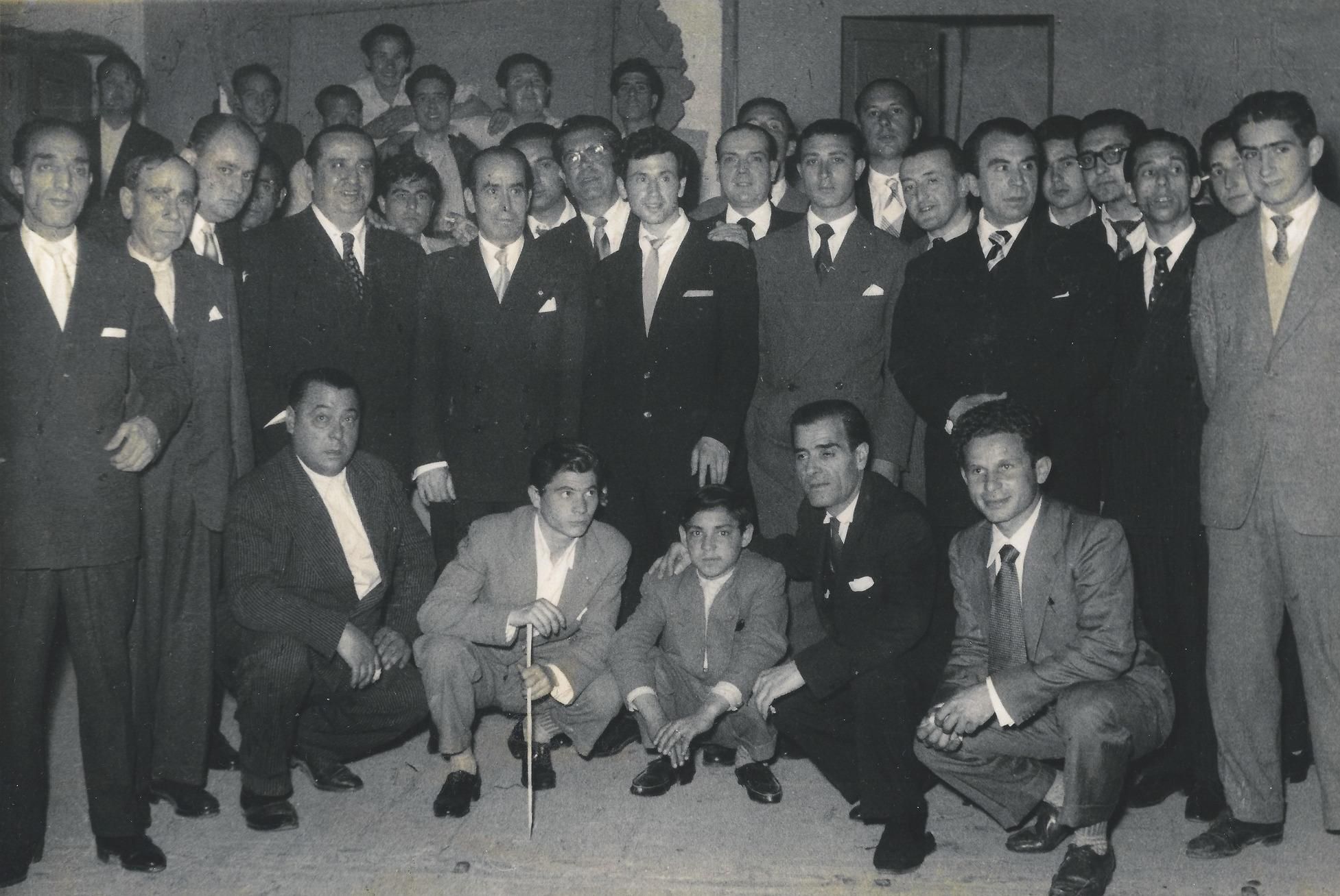 Fosforito, cuando ganó el Nacional, en el centro de una imagen en la que aparecen: De pie, Vargas Araceli Hijo, El Seco de Puente Genil, González Climent, Francisco Salinas, Muñoz Molleda, Ricardo Molina, Manolo Santos, José Salazar, Niño Ricardo y Vargas Araceli;  en cuclillas El Moreno de Paymogo, Gaspar de Utrera, Julián de Córdoba, El Niño de Vélez y El Cuchara.
