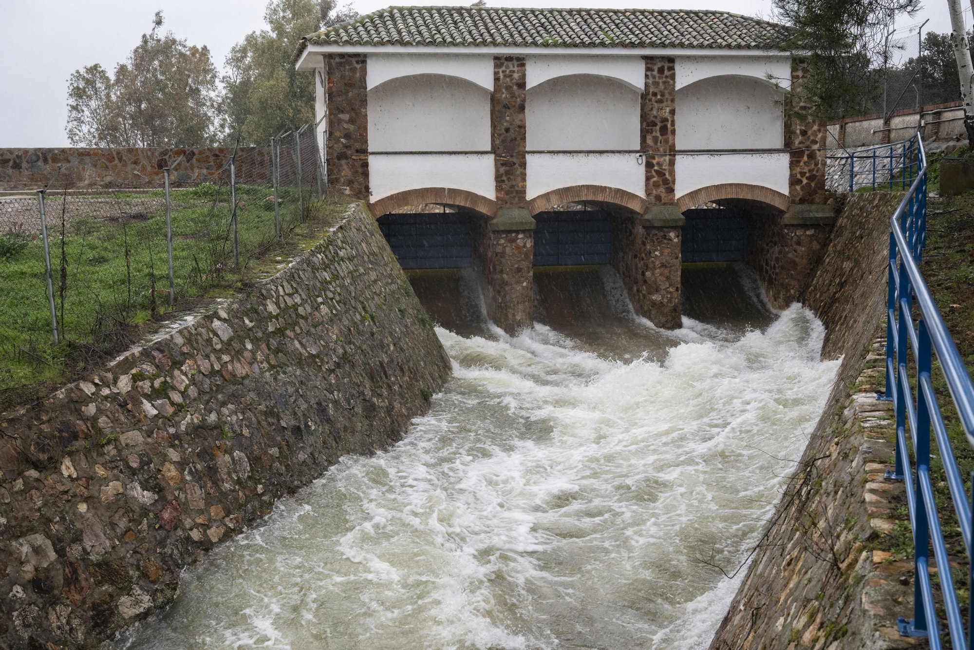 El embalse de Gasset ha comenzado a aliviar agua a un ritmo de 8 metros cúbicos por segundo tras alcanzar niveles próximos a su capacidad máxima, como consecuencia de la repercusión que en los últimos días está teniendo el paso de diferente borrascas atlánticas por la provincia de Ciudad Real, que siguen impulsando de forma muy significativa la recuperación de las reservas hídricas en la parte occidental de la provincia. EFE/Jesús Monroy
