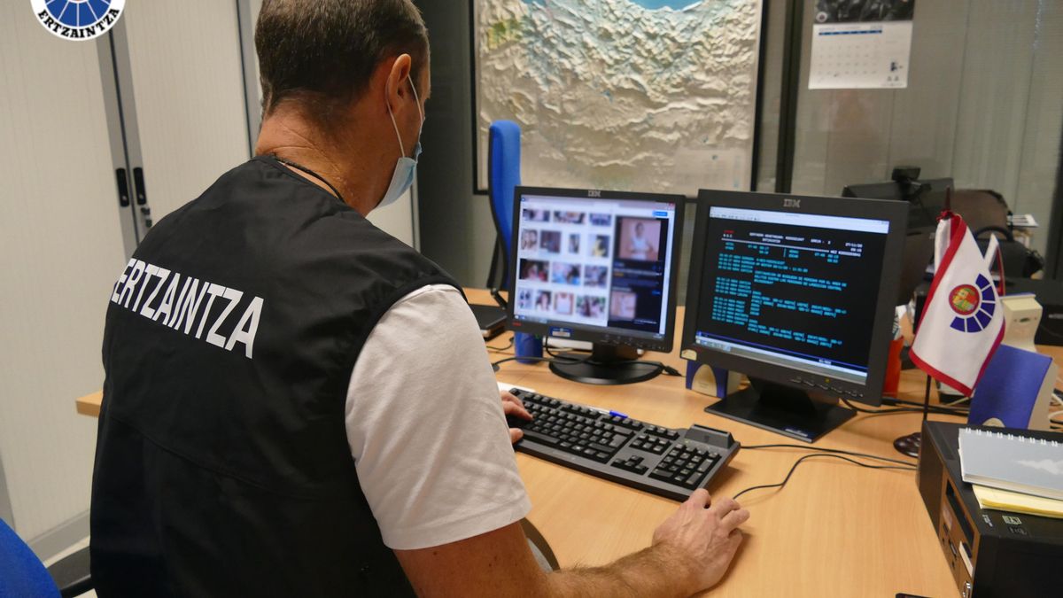 Un agente de la Ertzaintza, en una imagen de archivo.