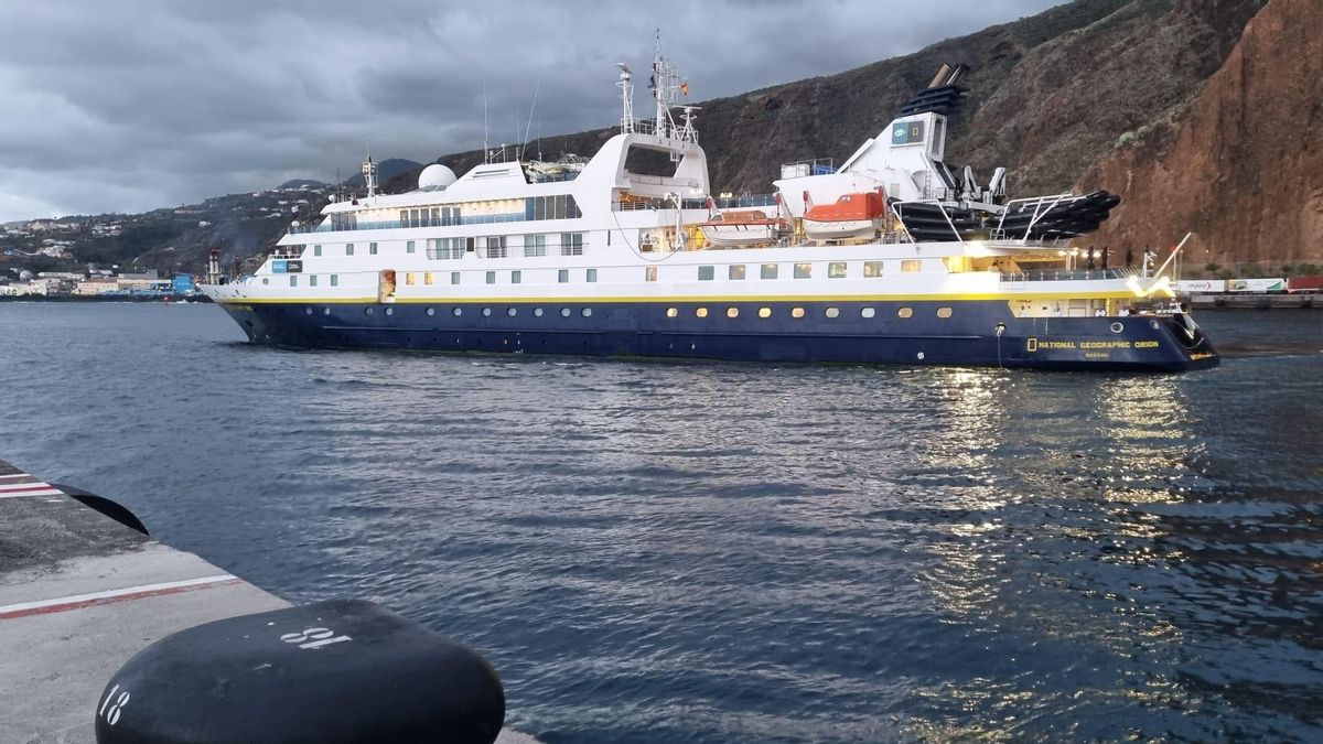 El  crucero de expedición  ‘Nacional Geographic Orion’, este viernes, durante la maniobra de atraque el puerto de Santa Cruz de La Palma.
