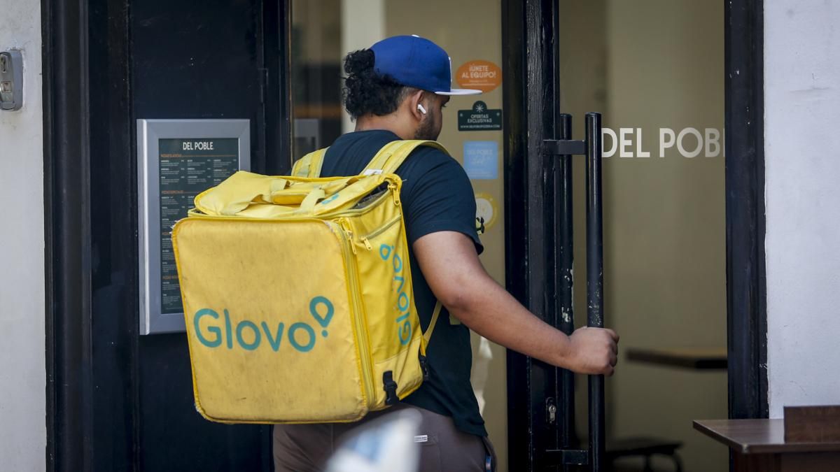 Repartidor de Glovo a las horas de más calor en Córdoba