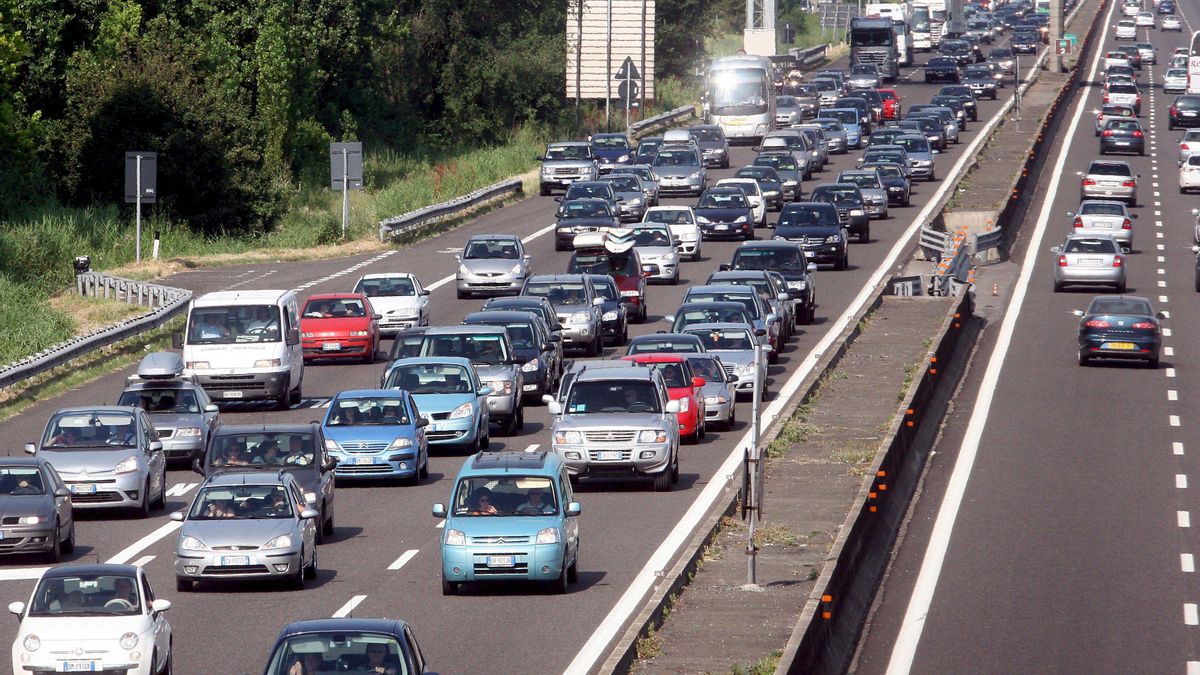 Imagen de archivo del tráfico lento en la autopista