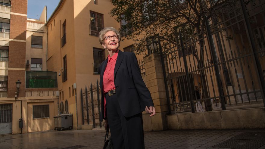 Trini Fraile, fotografiada al carrer de Samaniego de València on estava la comissaria en la postguerra.