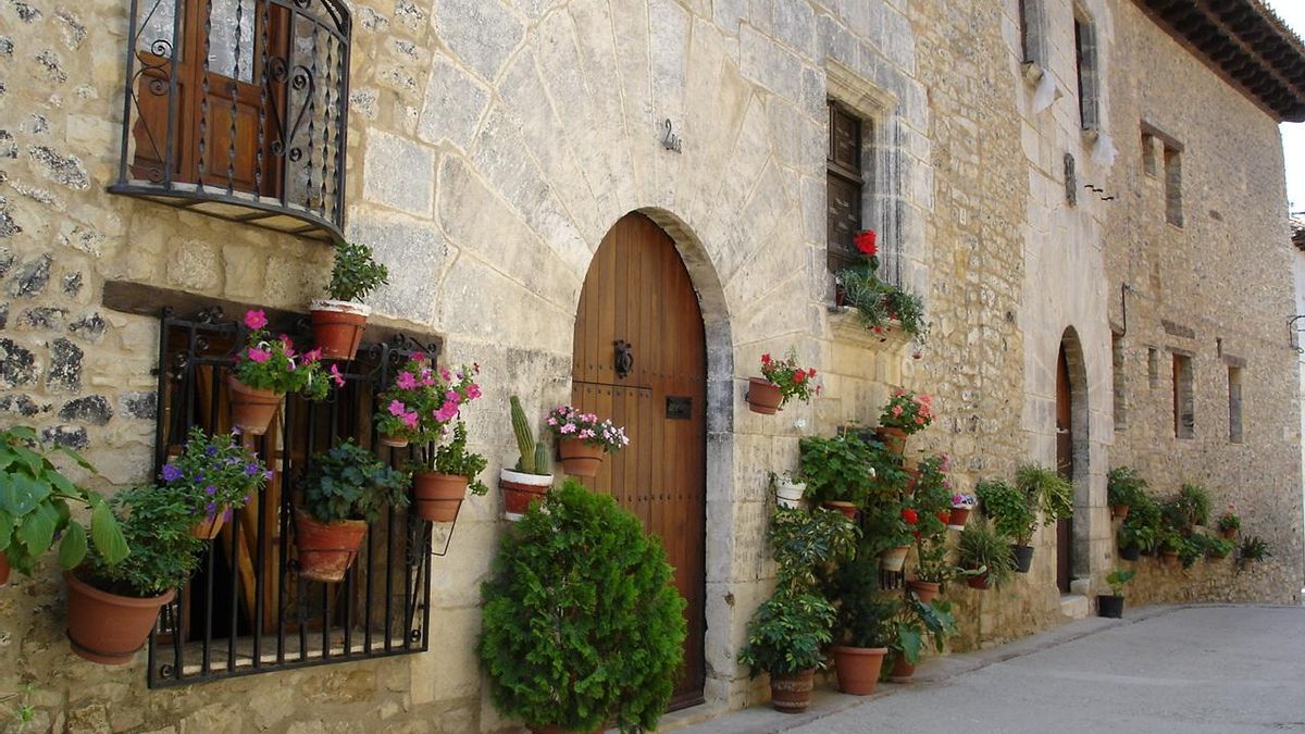 Cantavieja catalogado como uno de los pueblos más bonitos de España donde Templarios, San Juanistas, y Carlistas entre otros han dejado su sello y sus recuerdos en forma de edificaciones, historias, gastronomía, caminos y sendas