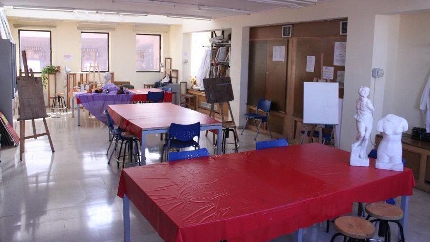El Ayuntamiento deja sin cursos a miles de alumnos de Tetuán que habían pagado su plaza en tres centros municipales