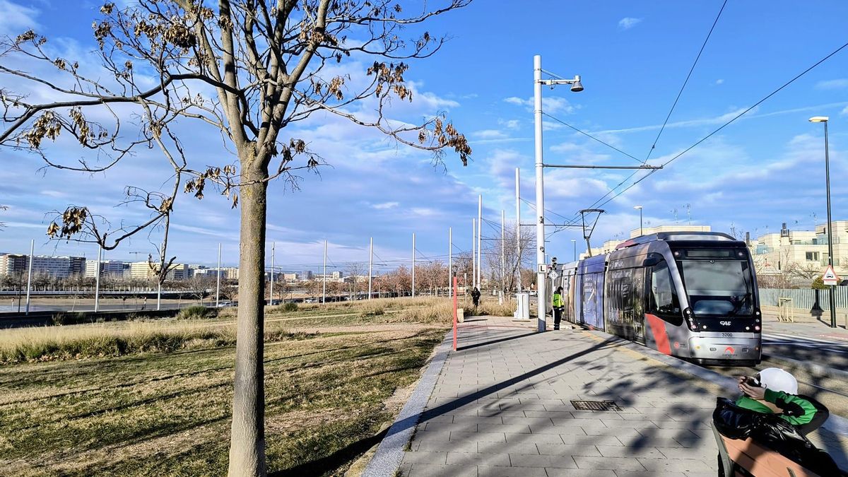 Fin de trayecto del tranvía en la avenida El mago de Oz en Valdespartera.