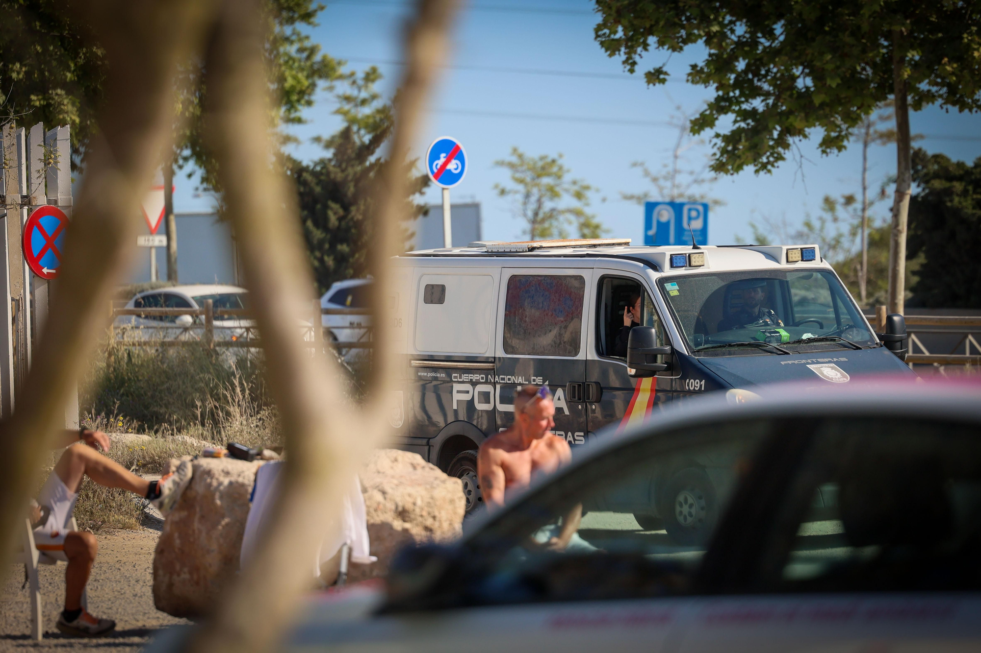 Un furgó de la Policia Nacional, als voltants del solar