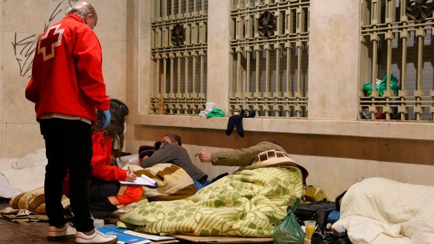 Cruz Roja atiende a personas en la calle